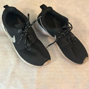 Nike black tennis shoes